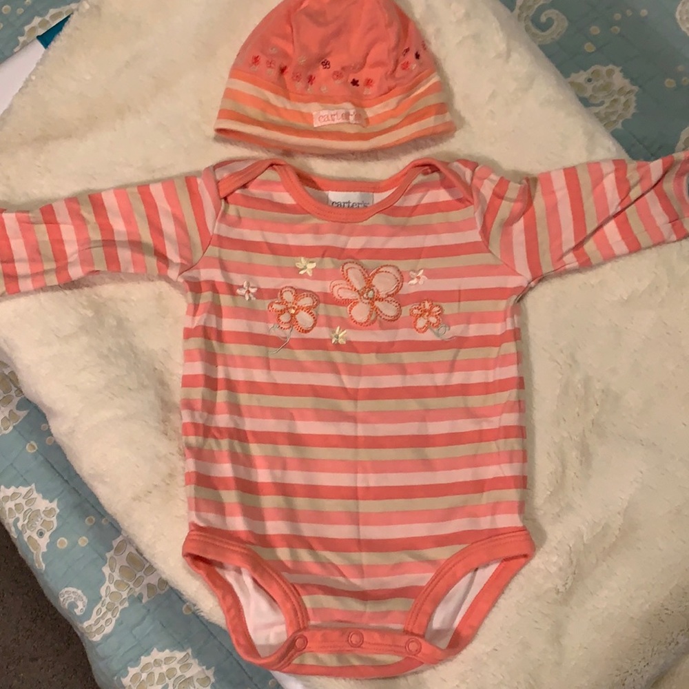Carter’s 0-3 months long sleeve onsie/hat set